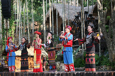 黎苗風(fēng)情村(400).jpg