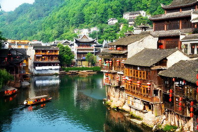 【湖南】鳳凰古城-南華山-陳斗南宅院-德夯苗寨雙臥4日游